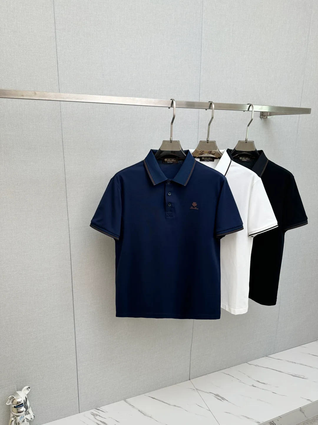 LP Spring and Summer New Arrival's first counter is the latest New Arrival lapel short-sleeved, refreshing and breathable. Premium customized design, avant-garde and fashionable! The brand logo is designed with heavy craftsmanship. It feels soft. It is comfortable to wear. It has exquisite counter-level stitching. It has fine workmanship. The upper body effect is incomparably handsome! A must-have item for a stylish man! Sizes:M-3XL